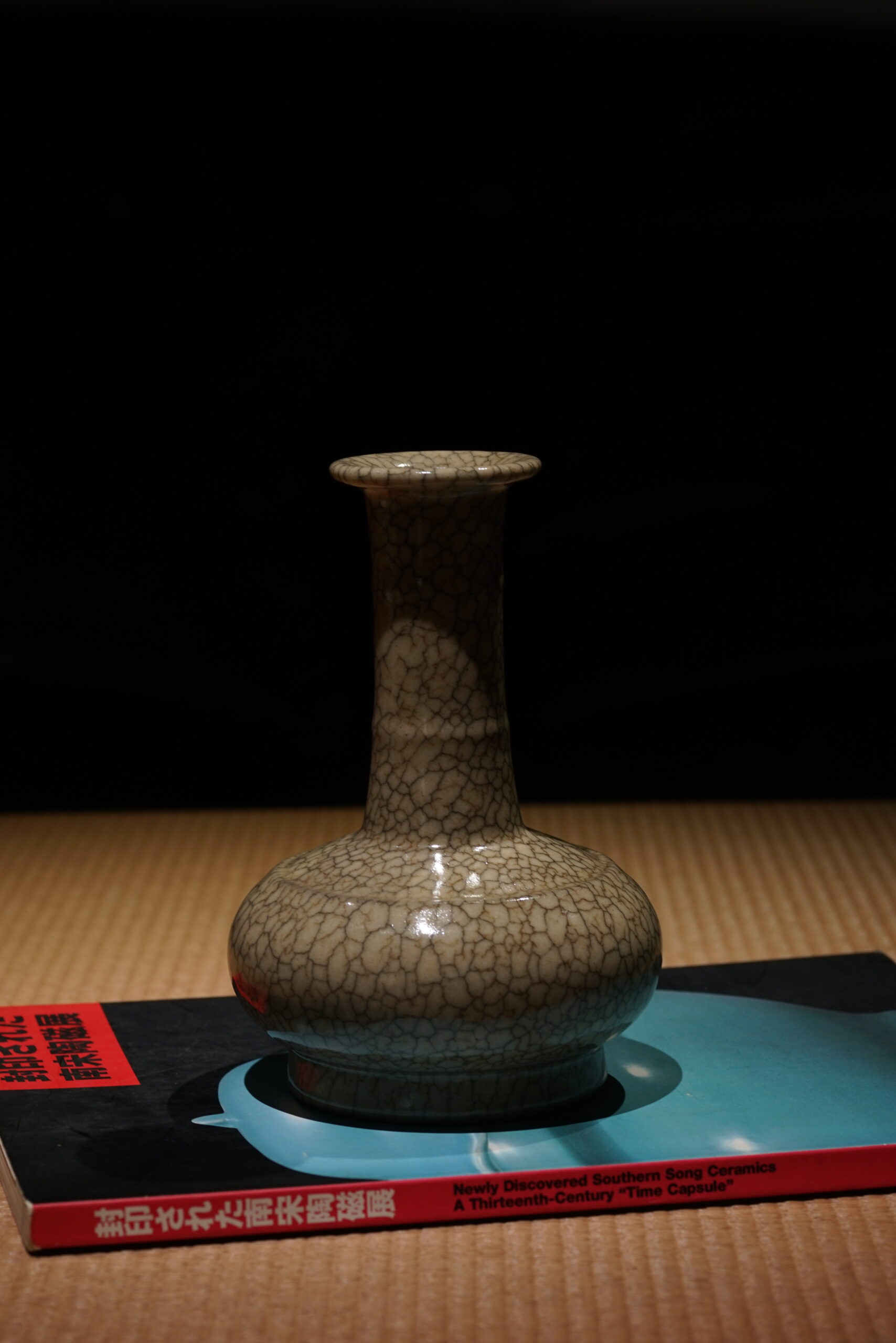 传世哥窑 弦纹长颈瓶