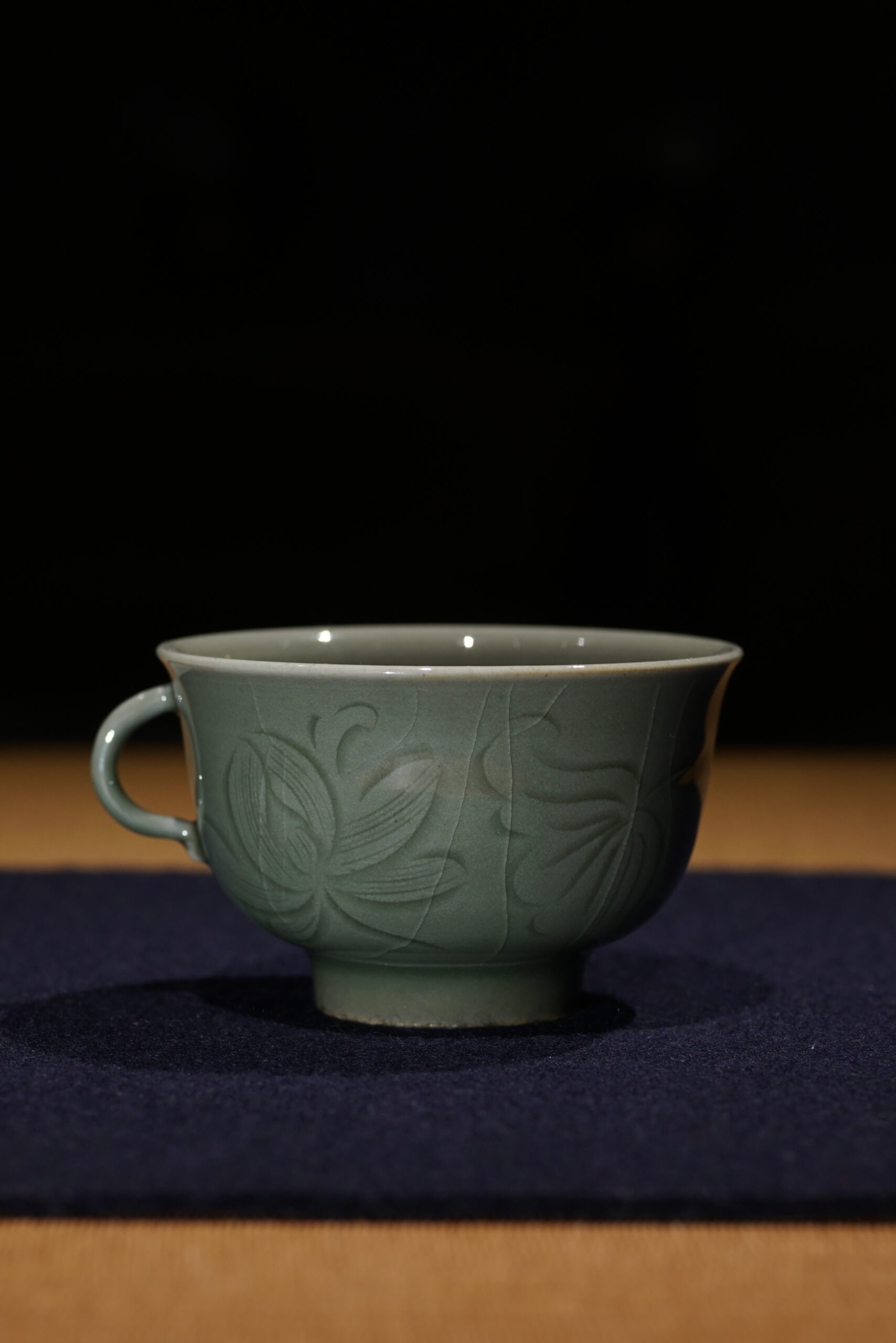 柴烧 官制刻花把杯