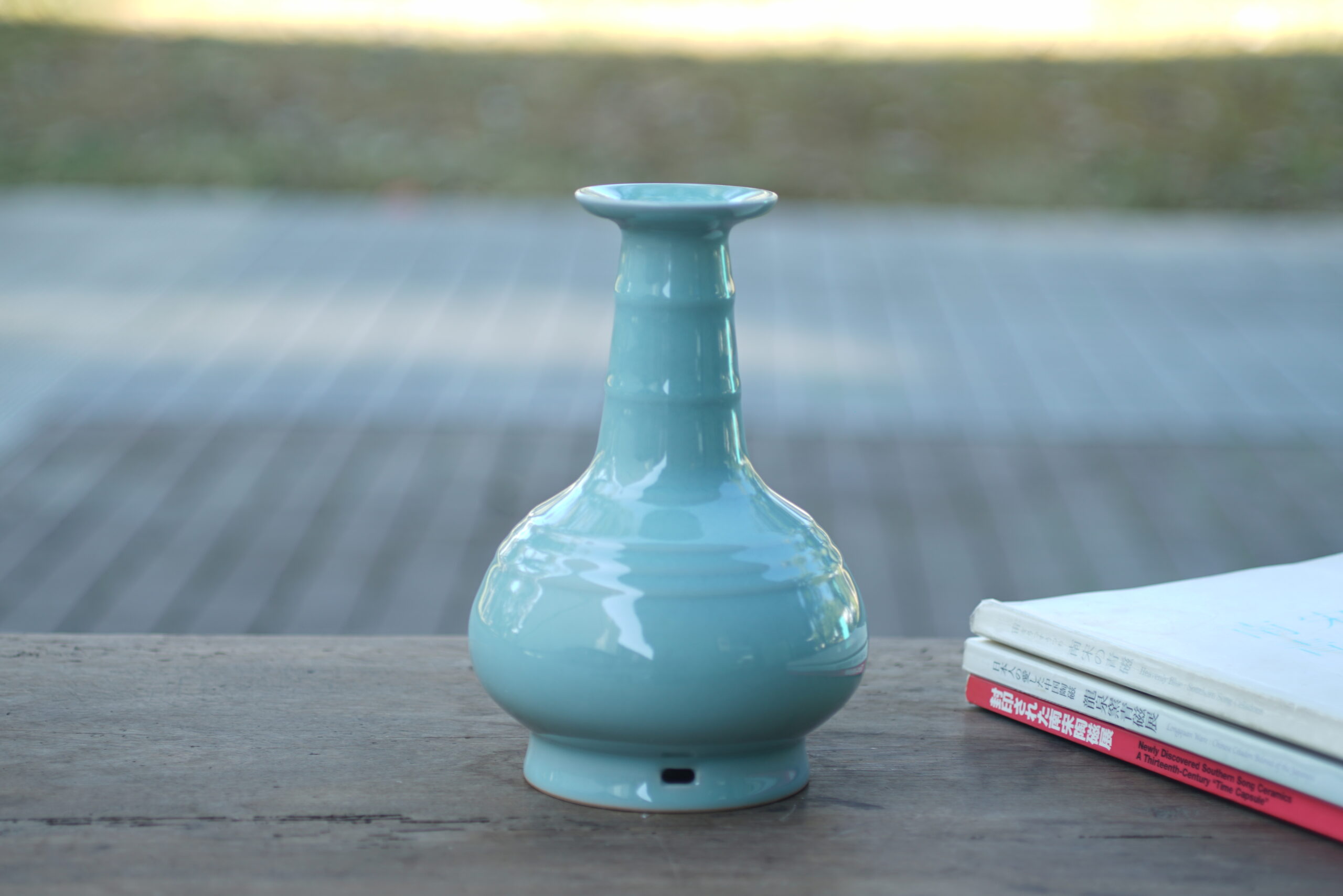 官制穿带弦纹瓶