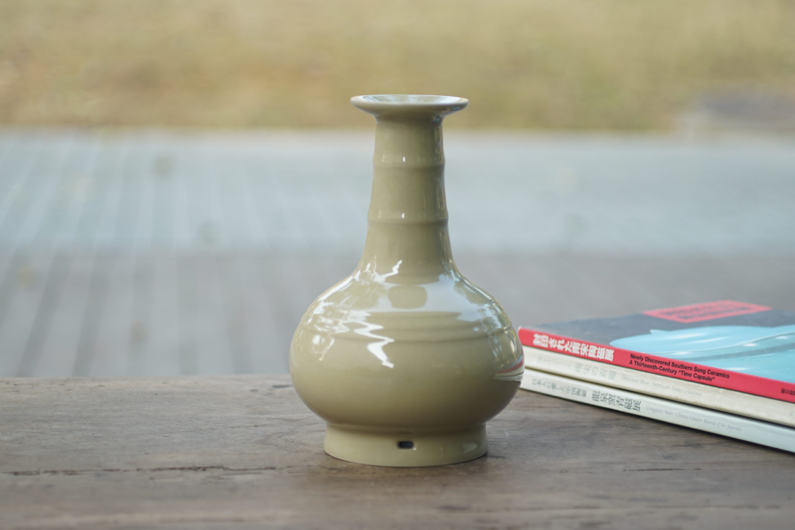 官制穿带弦纹瓶 柴烧