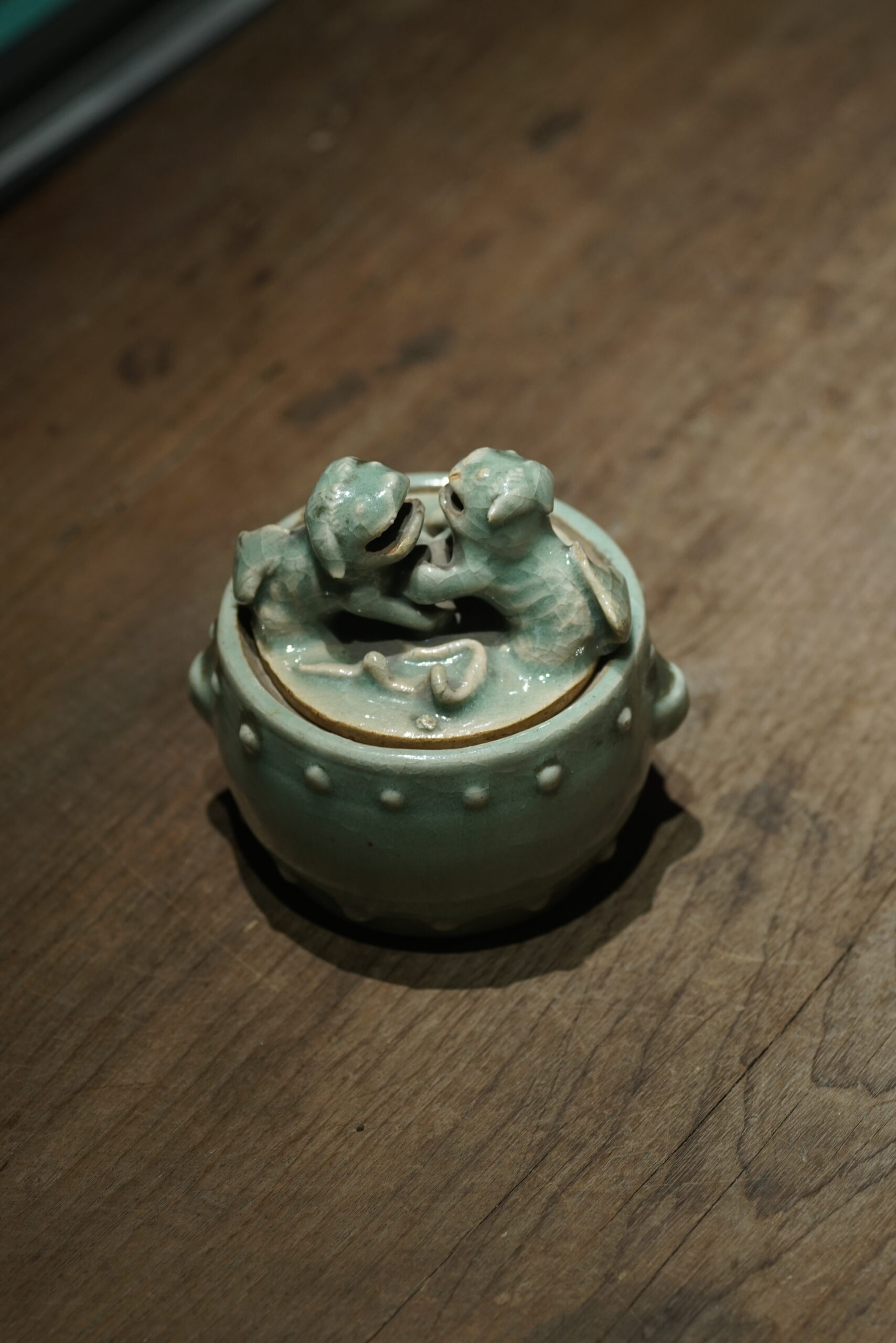 明代龙泉窑 狻猊鼓钉熏炉