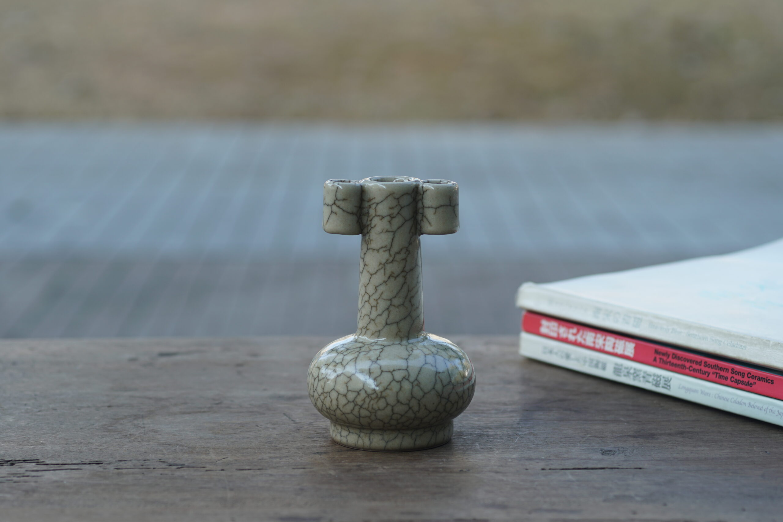 传世哥窑 贯耳小瓶