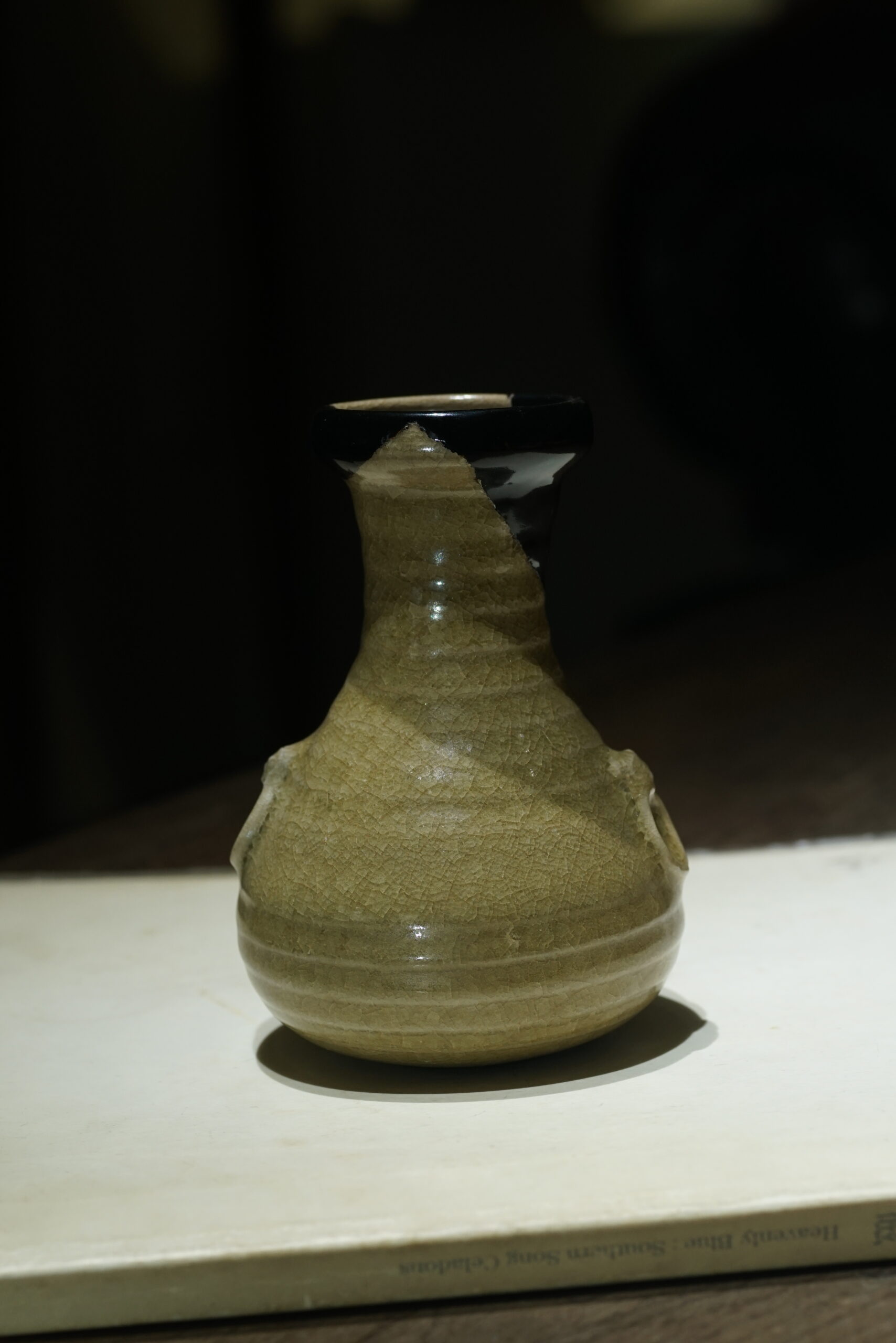 南宋早期龙泉窑 铺首衔环瓶