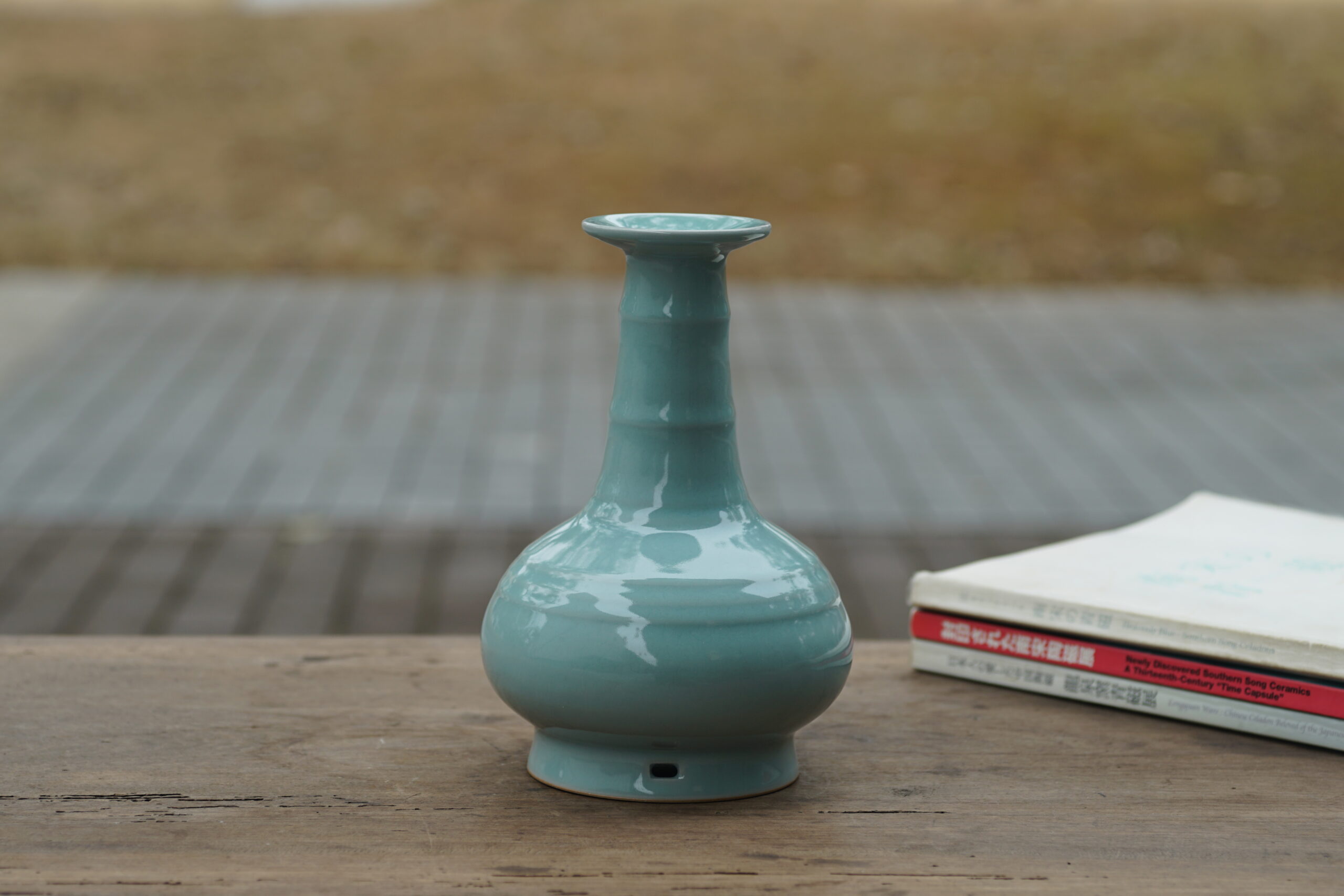 柴烧 穿带弦纹瓶