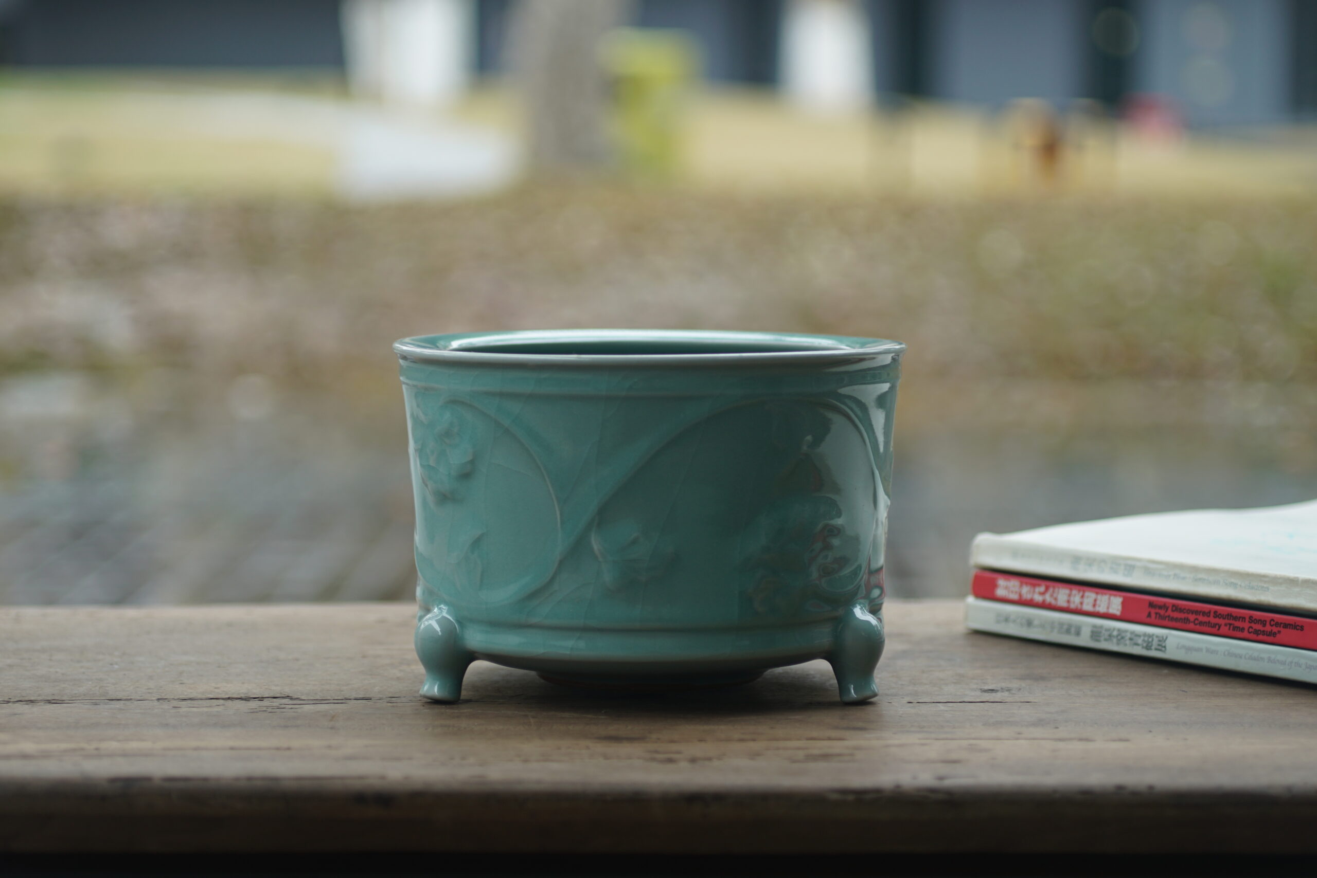 缠枝花卉大香炉