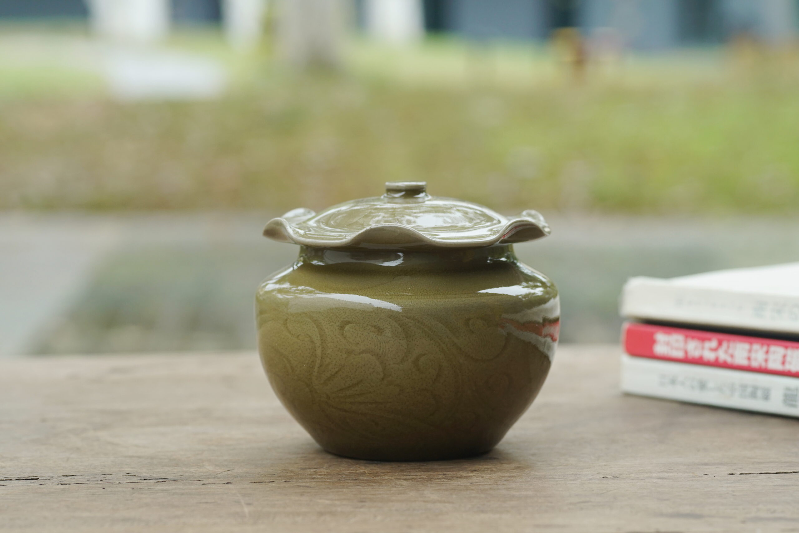 柴烧 刻花荷叶盖罐