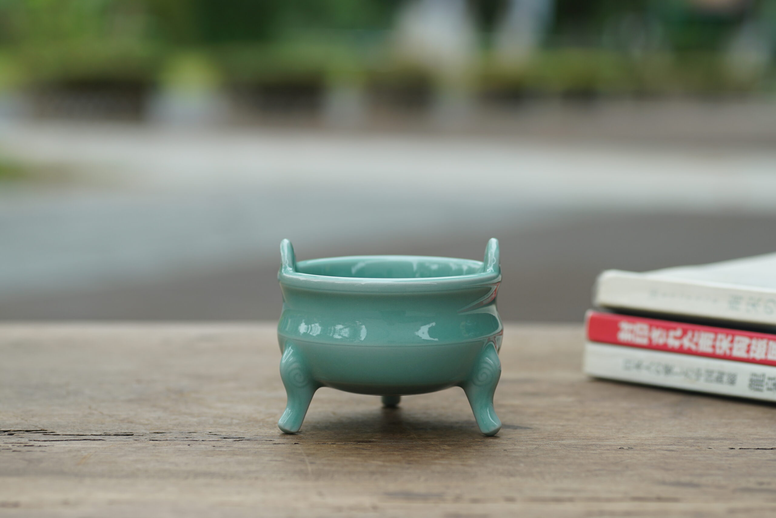 梅子青兽足鼎耳小香炉